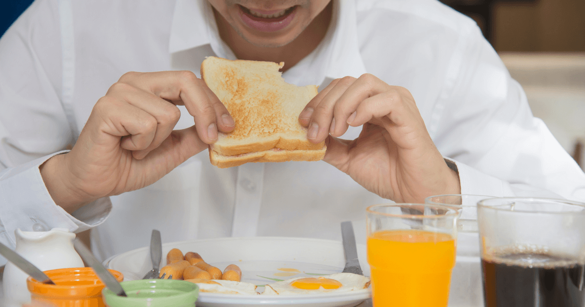 食パンを食べる人