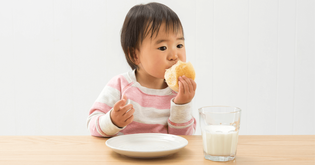 米粉パンを食べる子供