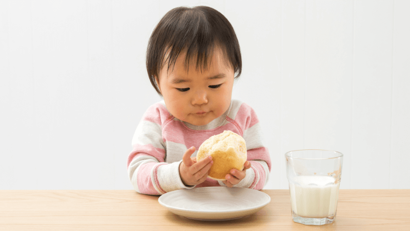 米粉パンを食べる女の子
