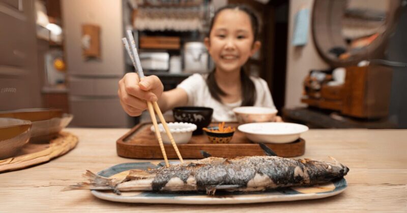 魚料理を食べる子供