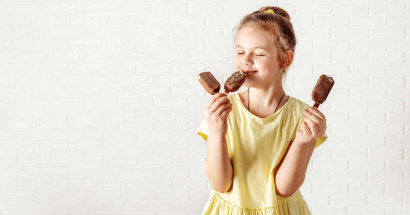 チョコアイスを食べている女の子