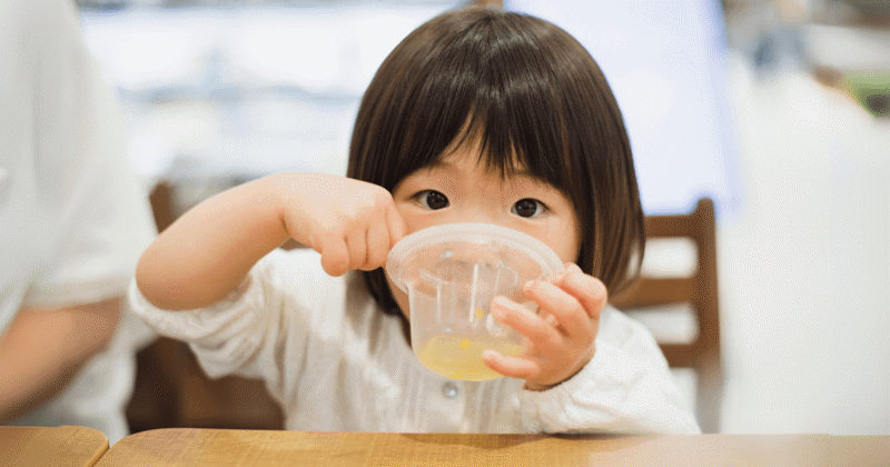 カラダに優しいゼリーを食べる子供