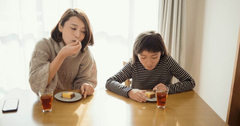 カステラを食べている親子